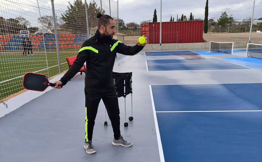 El saque en Pickleball saque en pickleball