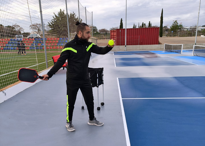 el saque en pickleball